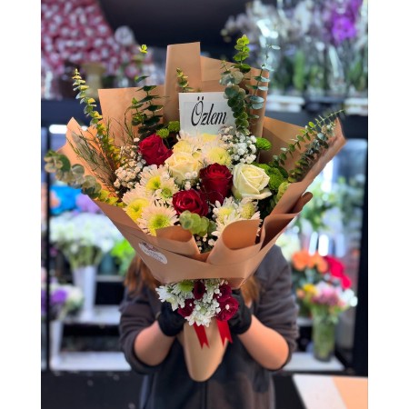 Lovely Blooms Kırmızı& Beyaz Gül Buketi